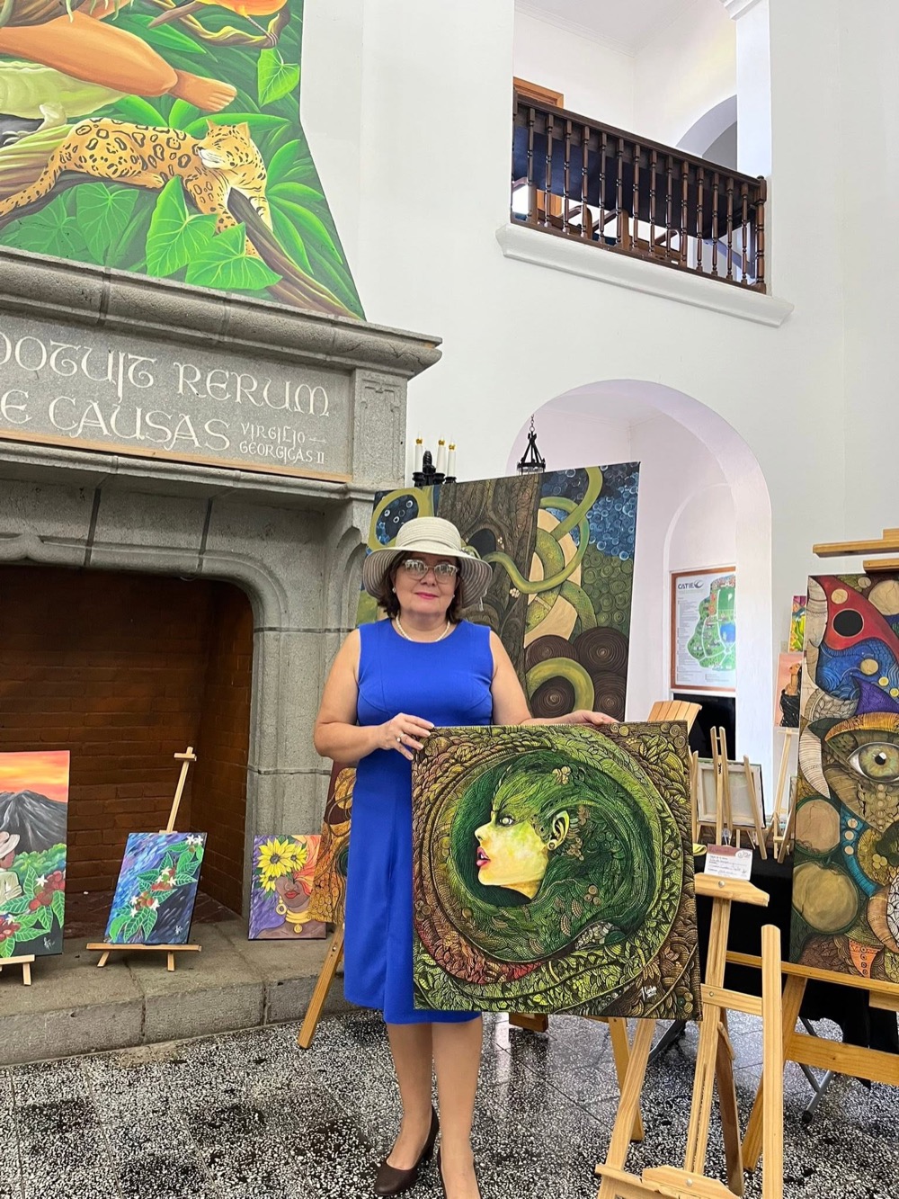 Clarita Solano en una exposición de artistas de Turrialba