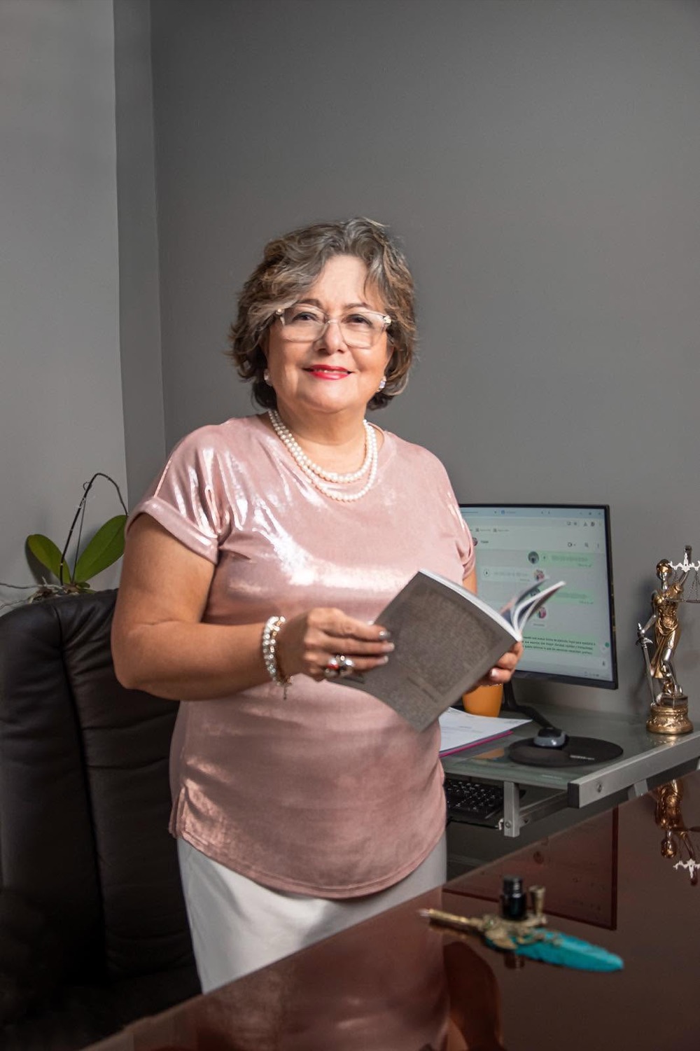 Licda. Clarita Solano en su oficina